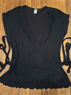 GAP Black Wrap Blouse w/Ruffle Trim. Attached long side belts wrap all around.
